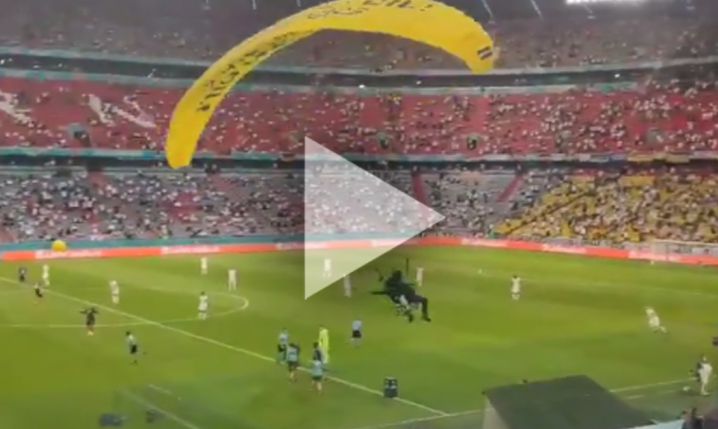 Kibic na spadochronie wleciał na stadion podczas meczu Francja - Niemcy! xD [VIDEO]